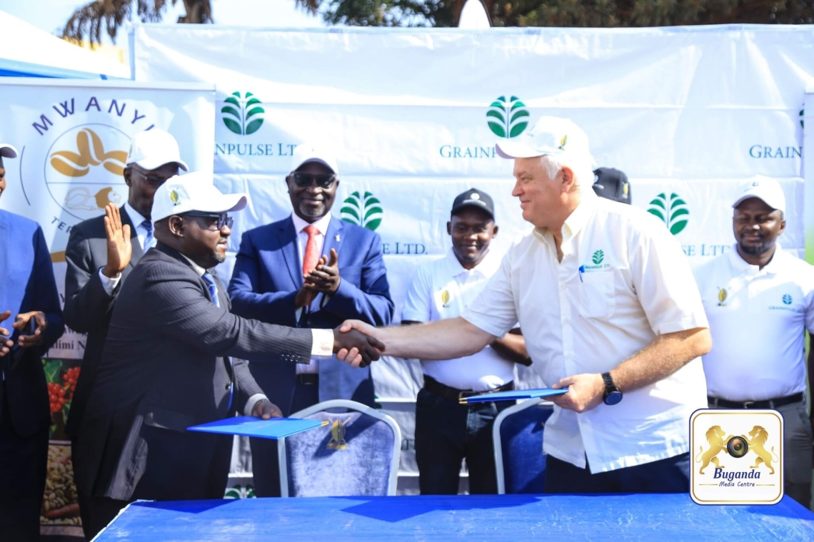 Okutta omukago – Owek Roland Ssebuufu ne Fredrick Petrus Van Oudtshoorn beebunzi zaako, mu maaso ga Owek Robert Waggwa Nsibirwa, ku mukolo gw’okutongoza Okutta omukago – Owek Roland Ssebuufu ne Fredrick Petrus Van Oudtshoorn beebunzi zaako, mu maaso ga Owek Robert Waggwa Nsibirwa, ku mukolo gw’okutongoza